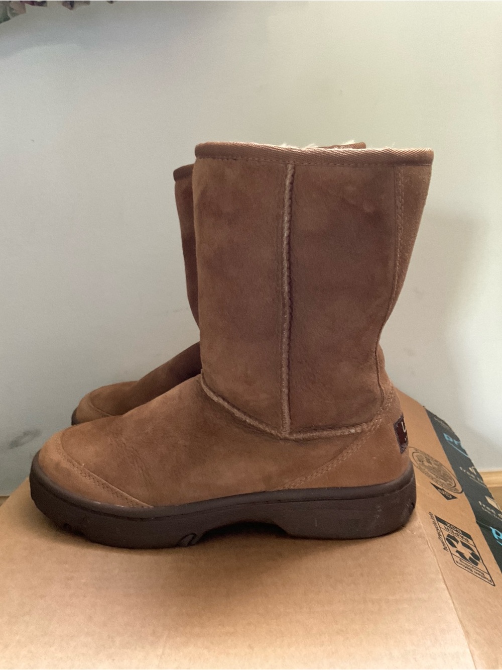 UGG boots like new ultimate short chestnut